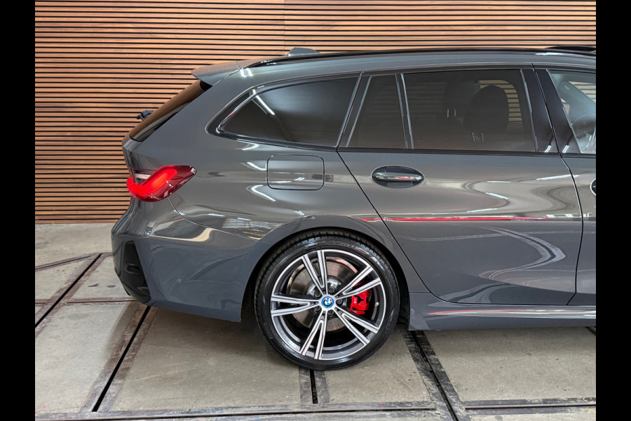 BMW 3 Serie Touring 330e M-Sport Pro | LCI | Dravitgrau | 292PK | Plug-in Hybrid |Carplay | 19” | Harman Kardon | Trekhaak