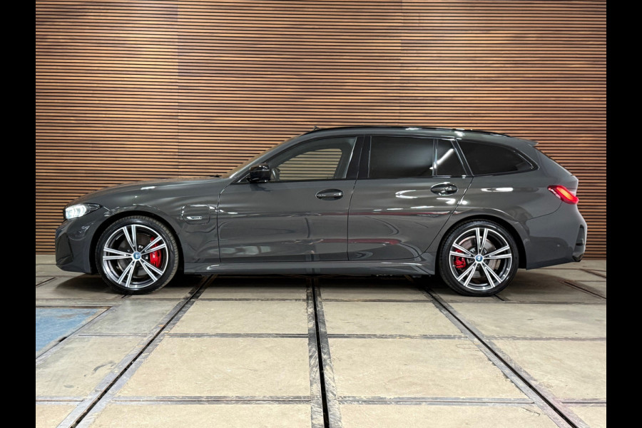 BMW 3 Serie Touring 330e M-Sport Pro | LCI | Dravitgrau | 292PK | Plug-in Hybrid |Carplay | 19” | Harman Kardon | Trekhaak