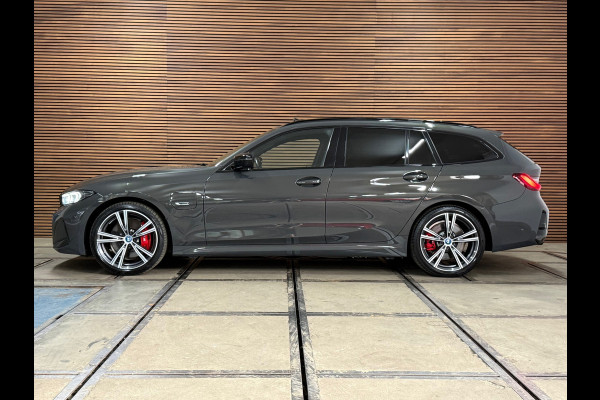 BMW 3 Serie Touring 330e M-Sport Pro | LCI | Dravitgrau | 292PK | Plug-in Hybrid |Carplay | 19” | Harman Kardon | Trekhaak