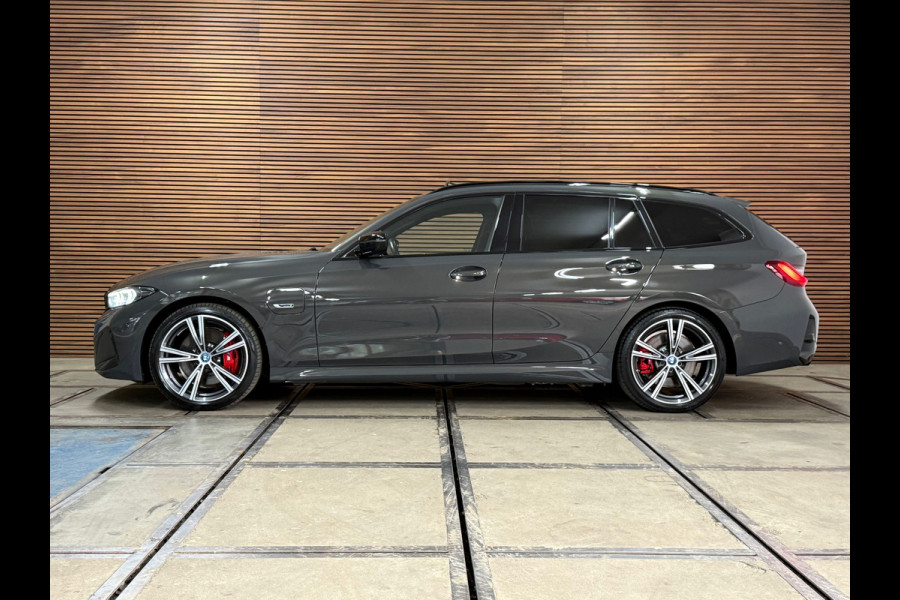 BMW 3 Serie Touring 330e M-Sport Pro | LCI | Dravitgrau | 292PK | Plug-in Hybrid |Carplay | 19” | Harman Kardon | Trekhaak