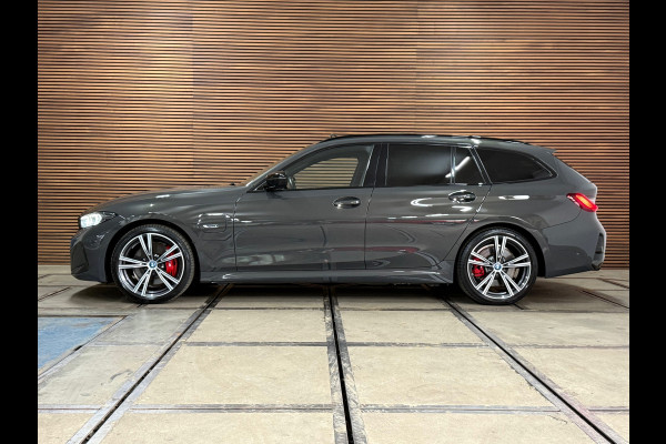 BMW 3 Serie Touring 330e M-Sport Pro | LCI | Dravitgrau | 292PK | Plug-in Hybrid |Carplay | 19” | Harman Kardon | Trekhaak