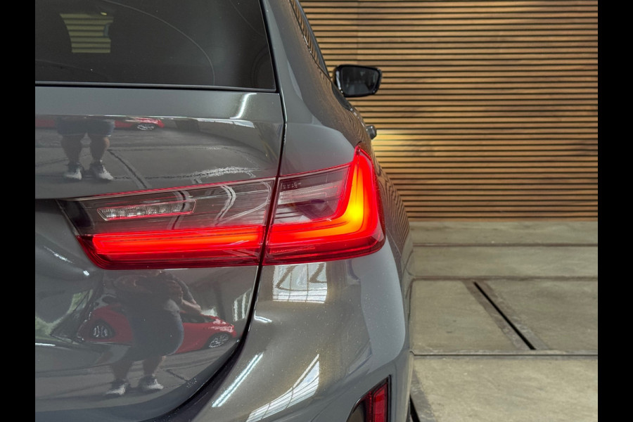 BMW 3 Serie Touring 330e M-Sport Pro | LCI | Dravitgrau | 292PK | Plug-in Hybrid |Carplay | 19” | Harman Kardon | Trekhaak