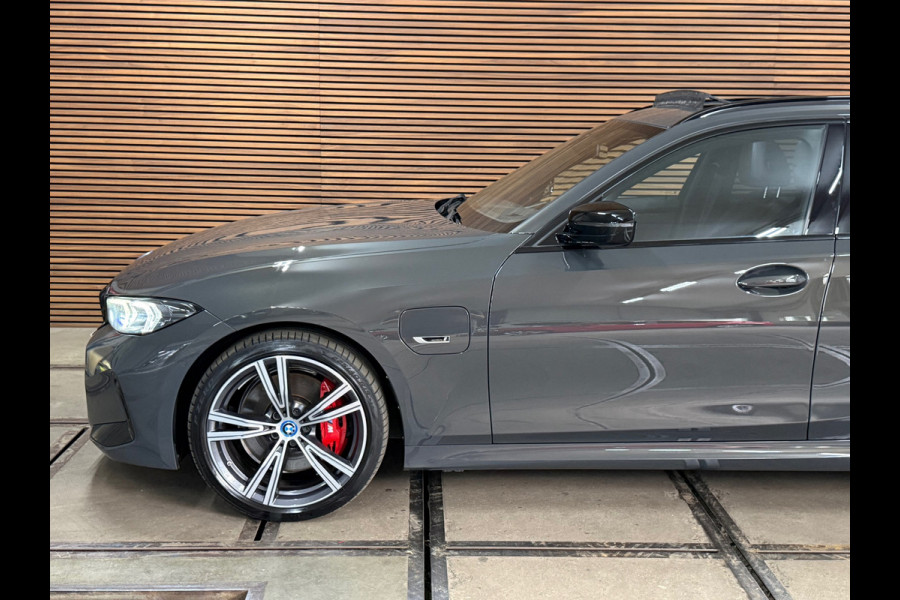 BMW 3 Serie Touring 330e M-Sport Pro | LCI | Dravitgrau | 292PK | Plug-in Hybrid |Carplay | 19” | Harman Kardon | Trekhaak