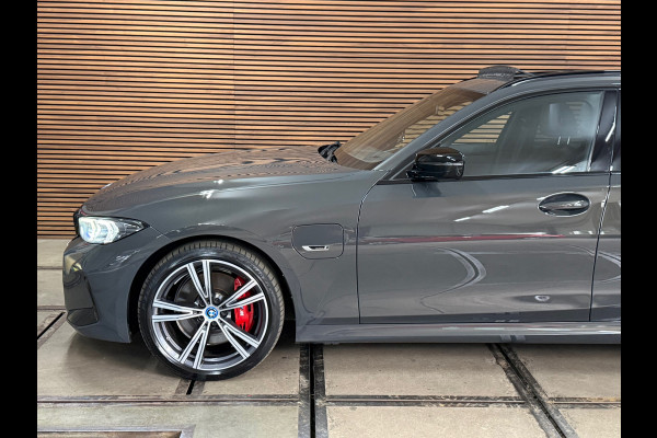 BMW 3 Serie Touring 330e M-Sport Pro | LCI | Dravitgrau | 292PK | Plug-in Hybrid |Carplay | 19” | Harman Kardon | Trekhaak