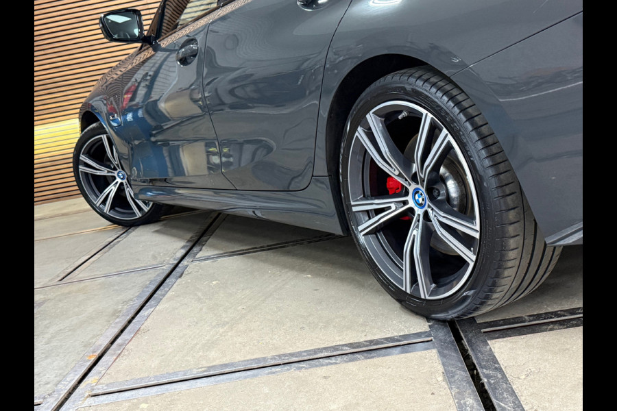 BMW 3 Serie Touring 330e M-Sport Pro | LCI | Dravitgrau | 292PK | Plug-in Hybrid |Carplay | 19” | Harman Kardon | Trekhaak