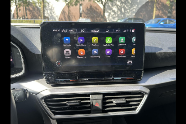 Seat Leon 1.5 eTSI FR VAN:22.900,- VOOR:19.877,- UW HERFSTVOORDEEL:3.023,- 150PK | STOEL + STUURVERWARMING |ACHTERUIT RIJ CAMERA | KEYLESS | DODEHOEK | APPLECARPLAY\AINDROID AUTO | TREKHAAK | RIJKLAAR GELEVERD MET 12 MND BOVAG GARANTIE | ADAP. CRUISE |