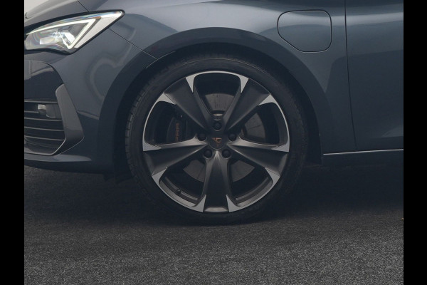 CUPRA Leon Sportstourer 1.4 e-Hybrid PHEV 245pk Dealer O.H | Trekhaak | Adaptive Cruise | Sportstoelen & Stuur Verwarmd | Apple Carplay | Sfeerverlichting | Keyless | Virtual | Navigatie | DAB | 19"L.M |