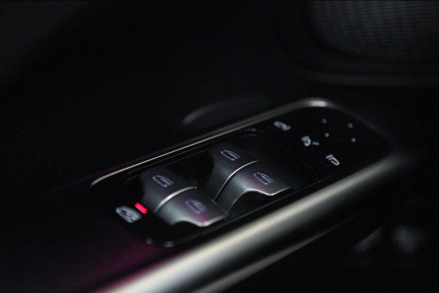 Mercedes-Benz C-Klasse 300 E AMG Line PANO/CARPLAY/SFEERV/CAMERA/BOMVOL