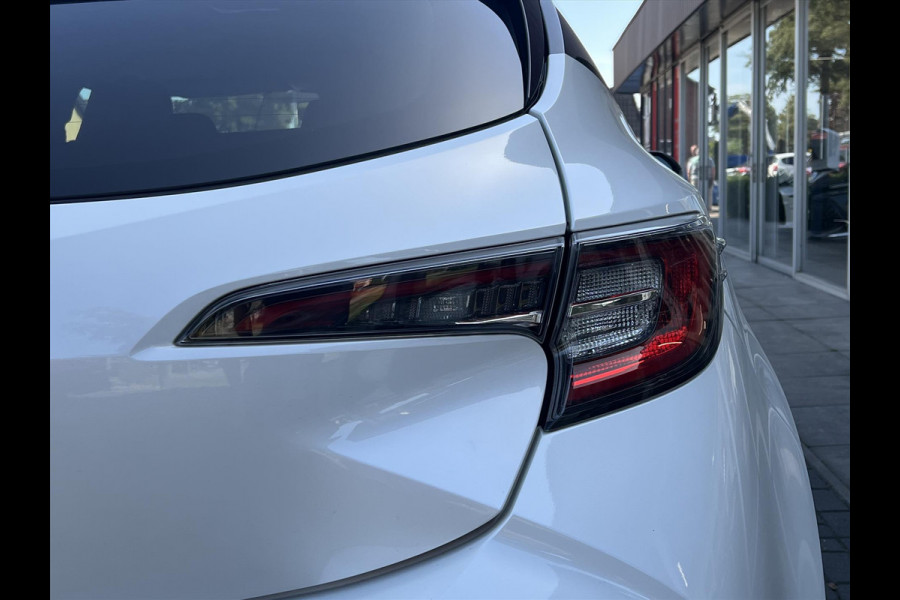 Toyota Corolla 1.8 Hybrid Executive | Parelmoer wit, 18 inch, Leer/Alcantara, Stoelverwarming, Parkeersensoren, Keyless, Apple CarPlay/Android