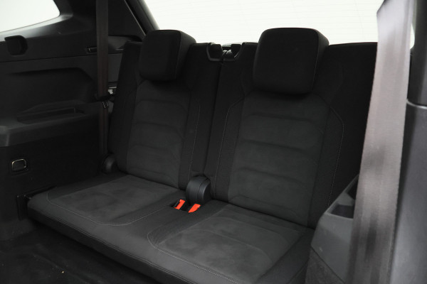 Volkswagen Tiguan Allspace 1.5 TSI Highline Business R 7p. Panoramadak, Keyless, ACC, Trekhaak, Apple Carplay, Camera, 20"
