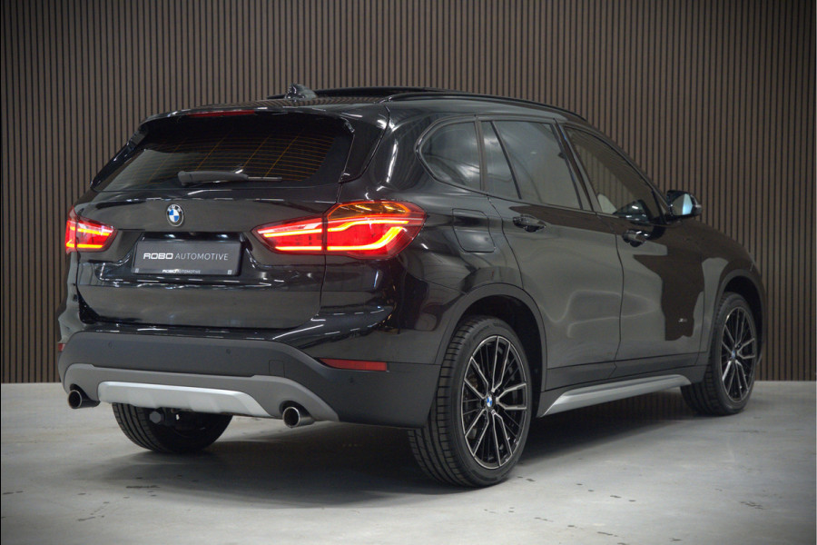 BMW X1 xDrive20i High Executive | Panoramadak | Head-Up Display | Stoelverwarming | HIFI | Camera | Leer | Trekhaak | Cruise Control | LED | Navigatie | NAP | Dealer Onderhouden | Automaat | Parkeersensoren | Climate Contro