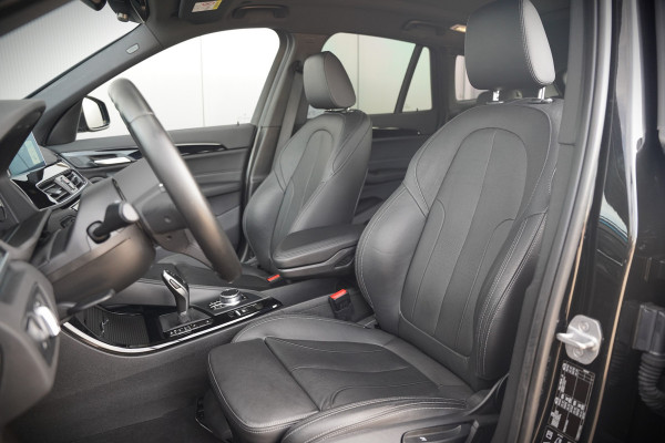 BMW X1 xDrive20i High Executive | Panoramadak | Head-Up Display | Stoelverwarming | HIFI | Camera | Leer | Trekhaak | Cruise Control | LED | Navigatie | NAP | Dealer Onderhouden | Automaat | Parkeersensoren | Climate Contro