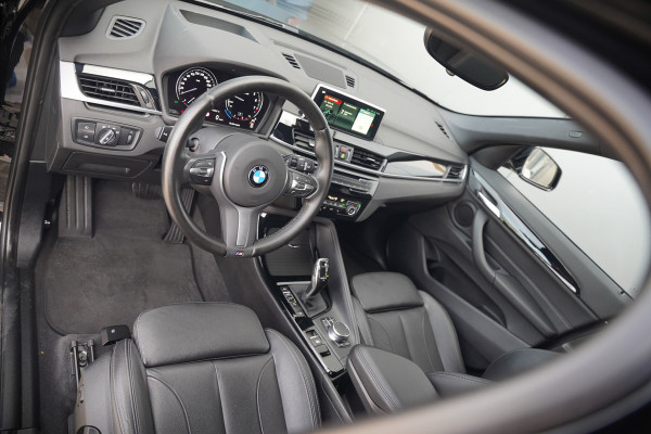 BMW X1 xDrive20i High Executive | Panoramadak | Head-Up Display | Stoelverwarming | HIFI | Camera | Leer | Trekhaak | Cruise Control | LED | Navigatie | NAP | Dealer Onderhouden | Automaat | Parkeersensoren | Climate Contro