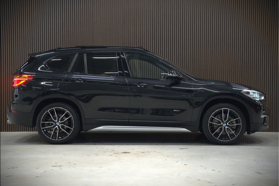 BMW X1 xDrive20i High Executive | Panoramadak | Head-Up Display | Stoelverwarming | HIFI | Camera | Leer | Trekhaak | Cruise Control | LED | Navigatie | NAP | Dealer Onderhouden | Automaat | Parkeersensoren | Climate Contro