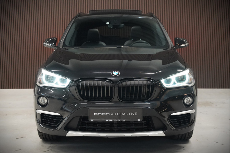 BMW X1 xDrive20i High Executive | Panoramadak | Head-Up Display | Stoelverwarming | HIFI | Camera | Leer | Trekhaak | Cruise Control | LED | Navigatie | NAP | Dealer Onderhouden | Automaat | Parkeersensoren | Climate Contro