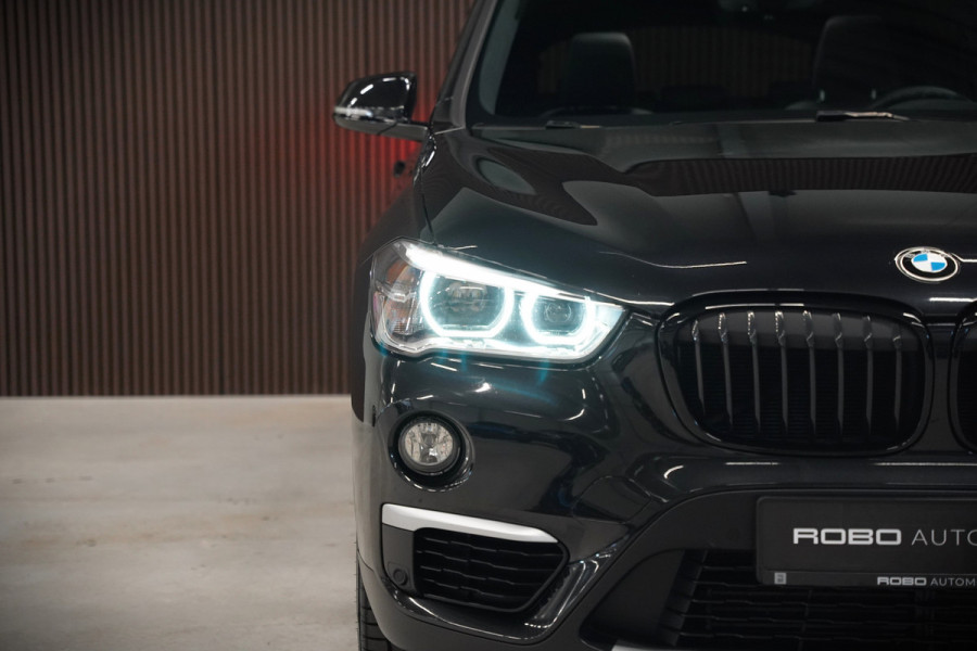 BMW X1 xDrive20i High Executive | Panoramadak | Head-Up Display | Stoelverwarming | HIFI | Camera | Leer | Trekhaak | Cruise Control | LED | Navigatie | NAP | Dealer Onderhouden | Automaat | Parkeersensoren | Climate Contro