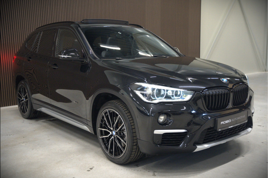 BMW X1 xDrive20i High Executive | Panoramadak | Head-Up Display | Stoelverwarming | HIFI | Camera | Leer | Trekhaak | Cruise Control | LED | Navigatie | NAP | Dealer Onderhouden | Automaat | Parkeersensoren | Climate Contro