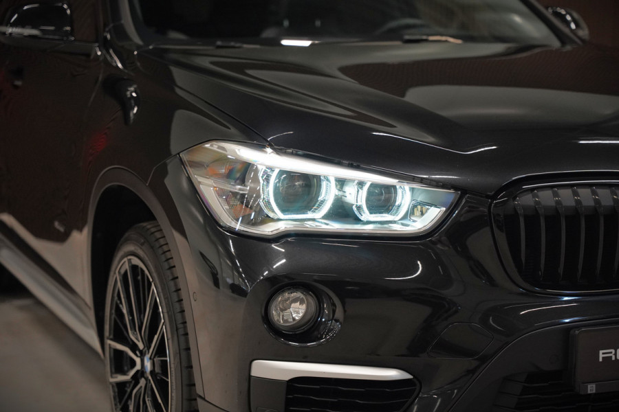 BMW X1 xDrive20i High Executive | Panoramadak | Head-Up Display | Stoelverwarming | HIFI | Camera | Leer | Trekhaak | Cruise Control | LED | Navigatie | NAP | Dealer Onderhouden | Automaat | Parkeersensoren | Climate Contro