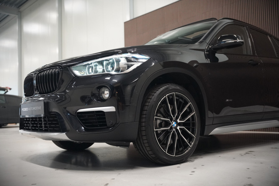 BMW X1 xDrive20i High Executive | Panoramadak | Head-Up Display | Stoelverwarming | HIFI | Camera | Leer | Trekhaak | Cruise Control | LED | Navigatie | NAP | Dealer Onderhouden | Automaat | Parkeersensoren | Climate Contro