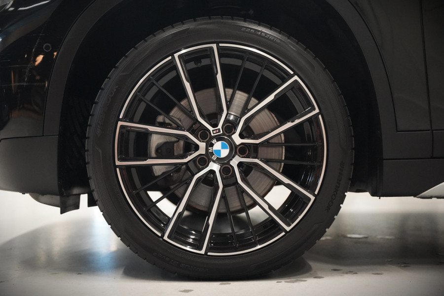 BMW X1 xDrive20i High Executive | Panoramadak | Head-Up Display | Stoelverwarming | HIFI | Camera | Leer | Trekhaak | Cruise Control | LED | Navigatie | NAP | Dealer Onderhouden | Automaat | Parkeersensoren | Climate Contro