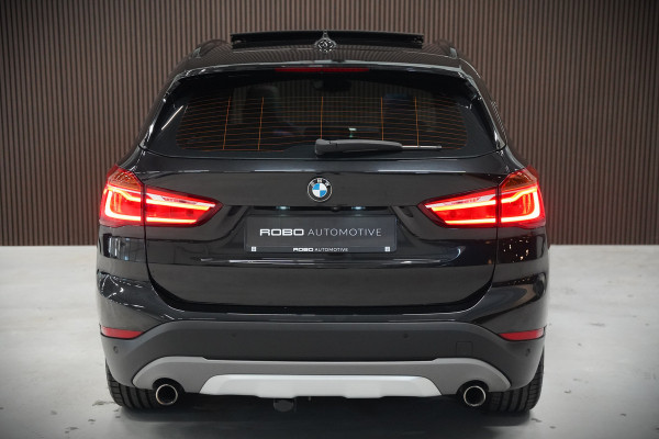 BMW X1 xDrive20i High Executive | Panoramadak | Head-Up Display | Stoelverwarming | HIFI | Camera | Leer | Trekhaak | Cruise Control | LED | Navigatie | NAP | Dealer Onderhouden | Automaat | Parkeersensoren | Climate Contro