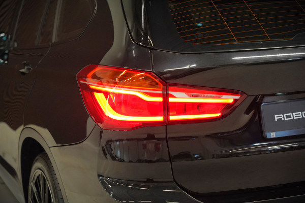 BMW X1 xDrive20i High Executive | Panoramadak | Head-Up Display | Stoelverwarming | HIFI | Camera | Leer | Trekhaak | Cruise Control | LED | Navigatie | NAP | Dealer Onderhouden | Automaat | Parkeersensoren | Climate Contro
