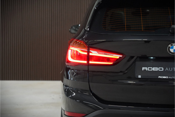 BMW X1 xDrive20i High Executive | Panoramadak | Head-Up Display | Stoelverwarming | HIFI | Camera | Leer | Trekhaak | Cruise Control | LED | Navigatie | NAP | Dealer Onderhouden | Automaat | Parkeersensoren | Climate Contro