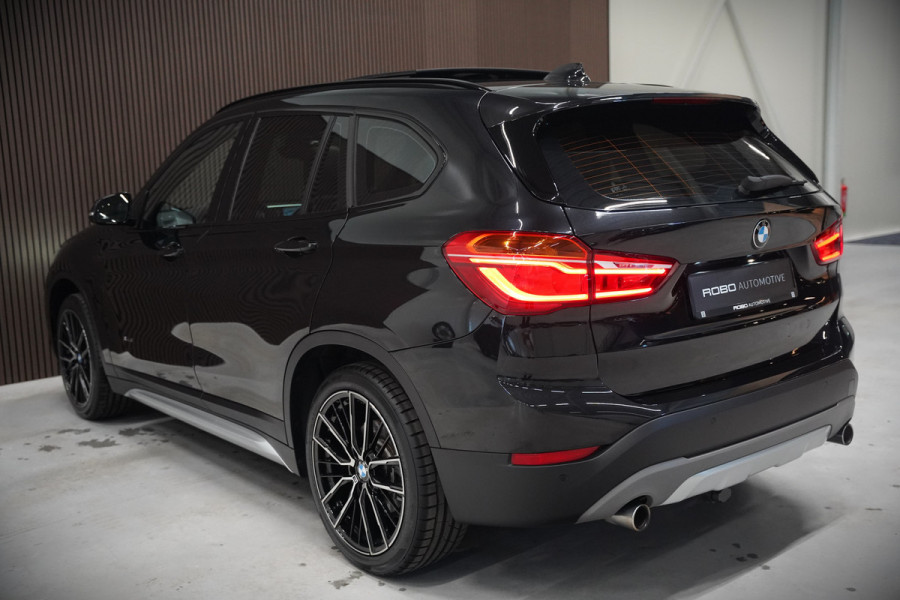 BMW X1 xDrive20i High Executive | Panoramadak | Head-Up Display | Stoelverwarming | HIFI | Camera | Leer | Trekhaak | Cruise Control | LED | Navigatie | NAP | Dealer Onderhouden | Automaat | Parkeersensoren | Climate Contro
