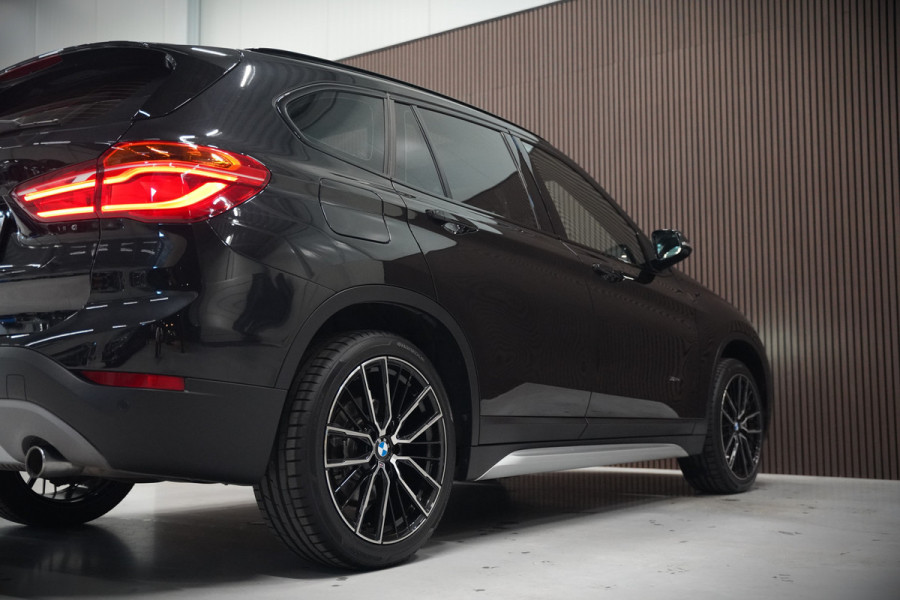 BMW X1 xDrive20i High Executive | Panoramadak | Head-Up Display | Stoelverwarming | HIFI | Camera | Leer | Trekhaak | Cruise Control | LED | Navigatie | NAP | Dealer Onderhouden | Automaat | Parkeersensoren | Climate Contro