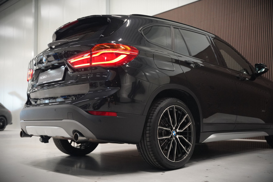 BMW X1 xDrive20i High Executive | Panoramadak | Head-Up Display | Stoelverwarming | HIFI | Camera | Leer | Trekhaak | Cruise Control | LED | Navigatie | NAP | Dealer Onderhouden | Automaat | Parkeersensoren | Climate Contro
