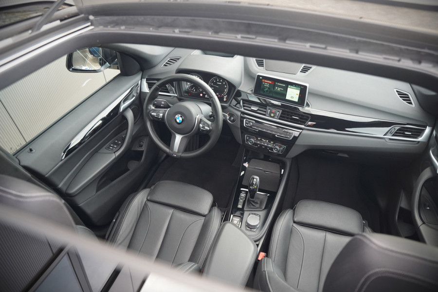 BMW X1 xDrive20i High Executive | Panoramadak | Head-Up Display | Stoelverwarming | HIFI | Camera | Leer | Trekhaak | Cruise Control | LED | Navigatie | NAP | Dealer Onderhouden | Automaat | Parkeersensoren | Climate Contro