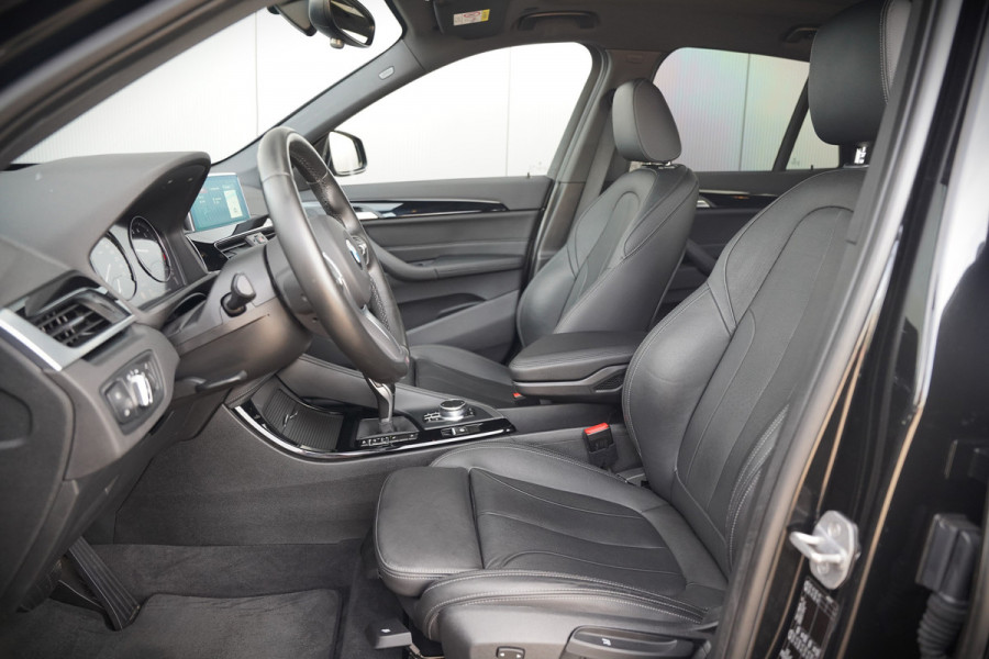 BMW X1 xDrive20i High Executive | Panoramadak | Head-Up Display | Stoelverwarming | HIFI | Camera | Leer | Trekhaak | Cruise Control | LED | Navigatie | NAP | Dealer Onderhouden | Automaat | Parkeersensoren | Climate Contro
