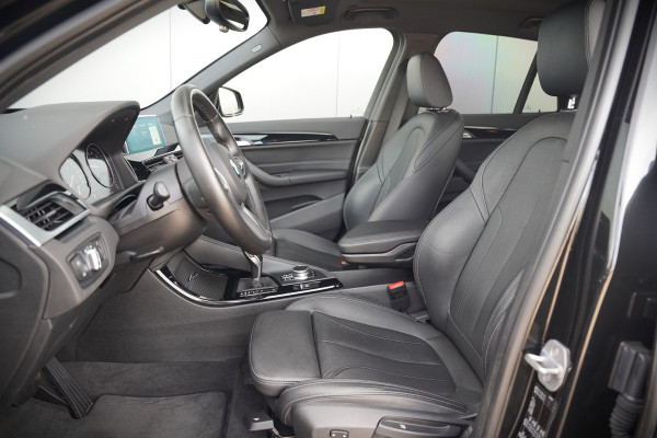 BMW X1 xDrive20i High Executive | Panoramadak | Head-Up Display | Stoelverwarming | HIFI | Camera | Leer | Trekhaak | Cruise Control | LED | Navigatie | NAP | Dealer Onderhouden | Automaat | Parkeersensoren | Climate Contro
