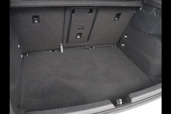 Volkswagen ID.3 First Plus 58 kWh | SOH 91,4% | Camera | LED | Stoelverwarming | LM-Velgen |
