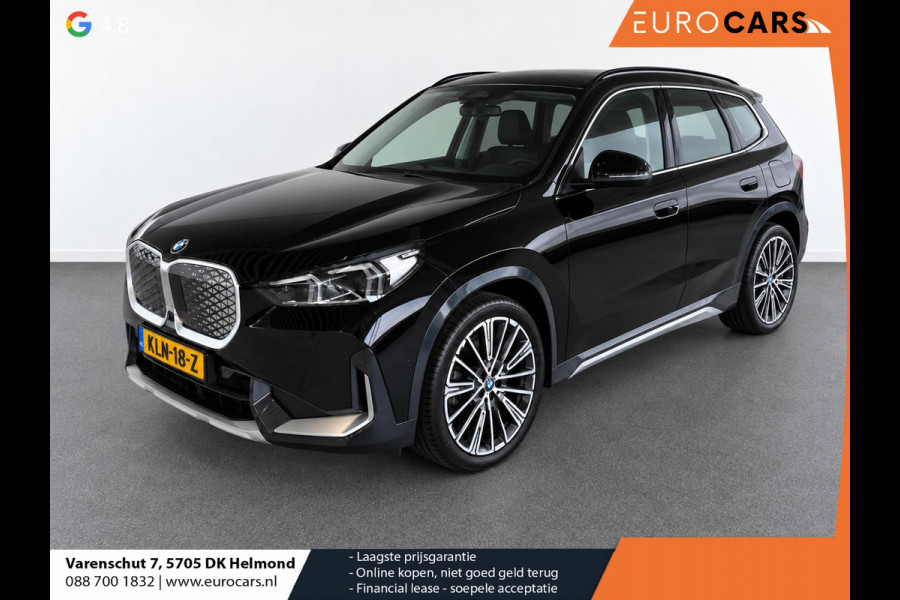 BMW iX1 xDrive30 67 kWh Trekhaak Harman Kardon 360 Camera Elektrisch Verstelbare Stoelen met Geheugenfunctie LED Koplampen Stoelverwarming 20 Inch Lichtmetalen BMW Individual Velgen