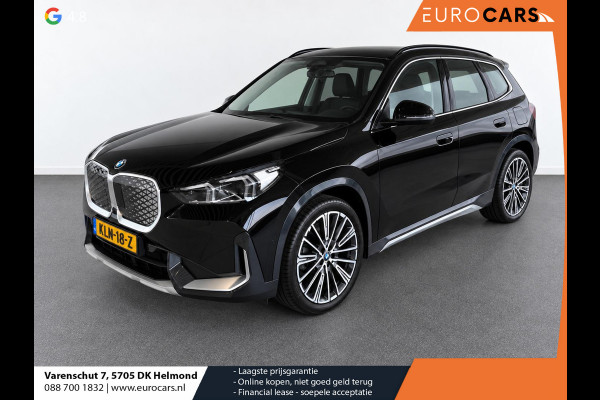 BMW iX1 xDrive30 67 kWh Trekhaak Harman Kardon 360 Camera Elektrisch Verstelbare Stoelen met Geheugenfunctie LED Koplampen Stoelverwarming 20 Inch Lichtmetalen BMW Individual Velgen