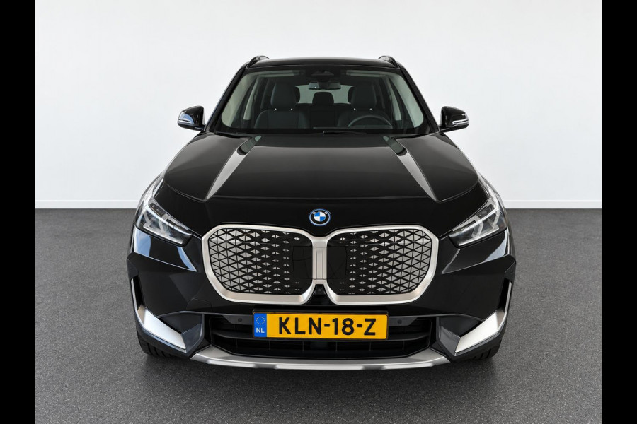 BMW iX1 xDrive30 67 kWh Trekhaak Harman Kardon 360 Camera Elektrisch Verstelbare Stoelen met Geheugenfunctie LED Koplampen Stoelverwarming 20 Inch Lichtmetalen BMW Individual Velgen