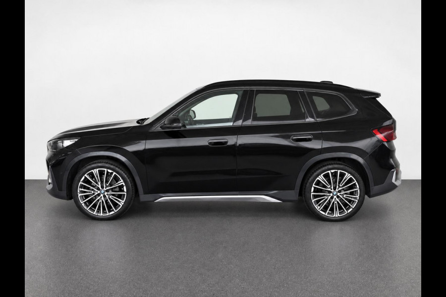 BMW iX1 xDrive30 67 kWh Trekhaak Harman Kardon 360 Camera Elektrisch Verstelbare Stoelen met Geheugenfunctie LED Koplampen Stoelverwarming 20 Inch Lichtmetalen BMW Individual Velgen