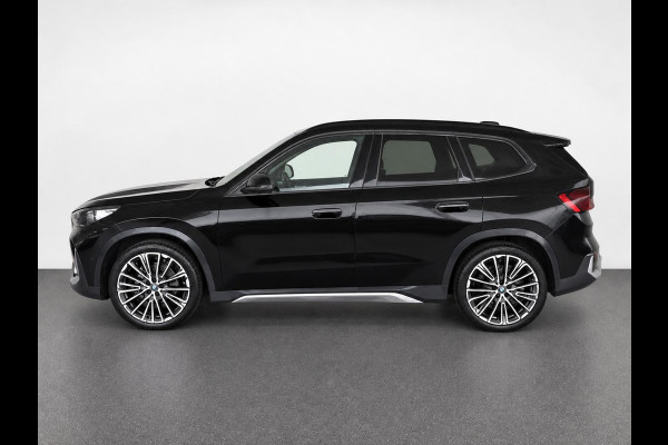 BMW iX1 xDrive30 67 kWh Trekhaak Harman Kardon 360 Camera Elektrisch Verstelbare Stoelen met Geheugenfunctie LED Koplampen Stoelverwarming 20 Inch Lichtmetalen BMW Individual Velgen