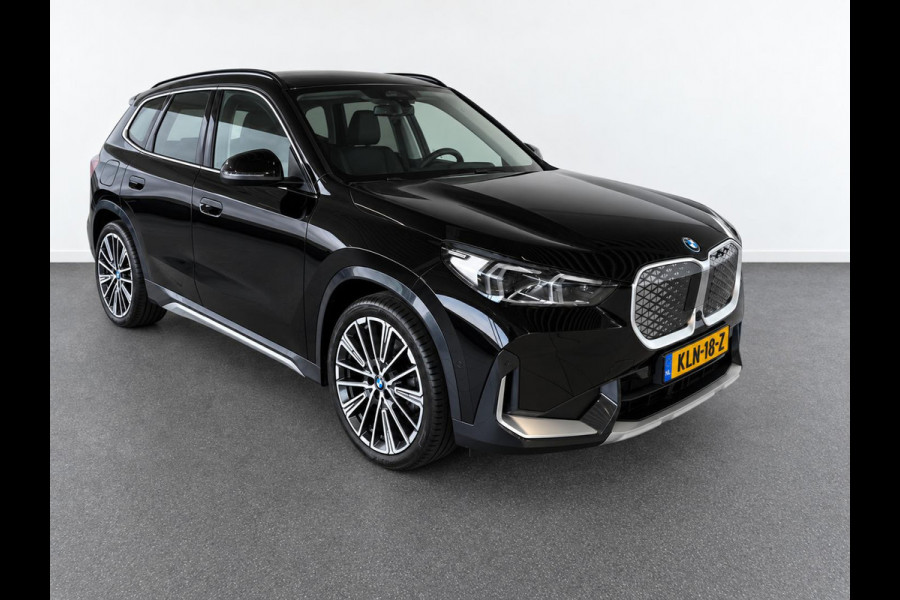 BMW iX1 xDrive30 67 kWh Trekhaak Harman Kardon 360 Camera Elektrisch Verstelbare Stoelen met Geheugenfunctie LED Koplampen Stoelverwarming 20 Inch Lichtmetalen BMW Individual Velgen
