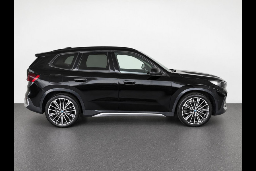 BMW iX1 xDrive30 67 kWh Trekhaak Harman Kardon 360 Camera Elektrisch Verstelbare Stoelen met Geheugenfunctie LED Koplampen Stoelverwarming 20 Inch Lichtmetalen BMW Individual Velgen