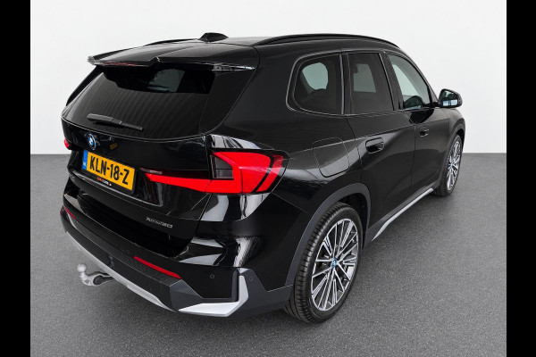 BMW iX1 xDrive30 67 kWh Trekhaak Harman Kardon 360 Camera Elektrisch Verstelbare Stoelen met Geheugenfunctie LED Koplampen Stoelverwarming 20 Inch Lichtmetalen BMW Individual Velgen