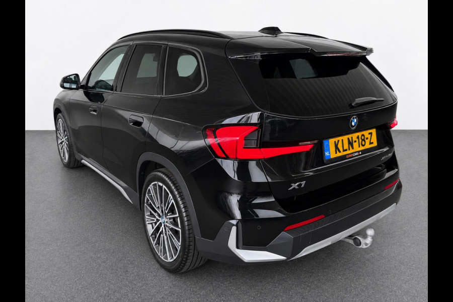 BMW iX1 xDrive30 67 kWh Trekhaak Harman Kardon 360 Camera Elektrisch Verstelbare Stoelen met Geheugenfunctie LED Koplampen Stoelverwarming 20 Inch Lichtmetalen BMW Individual Velgen