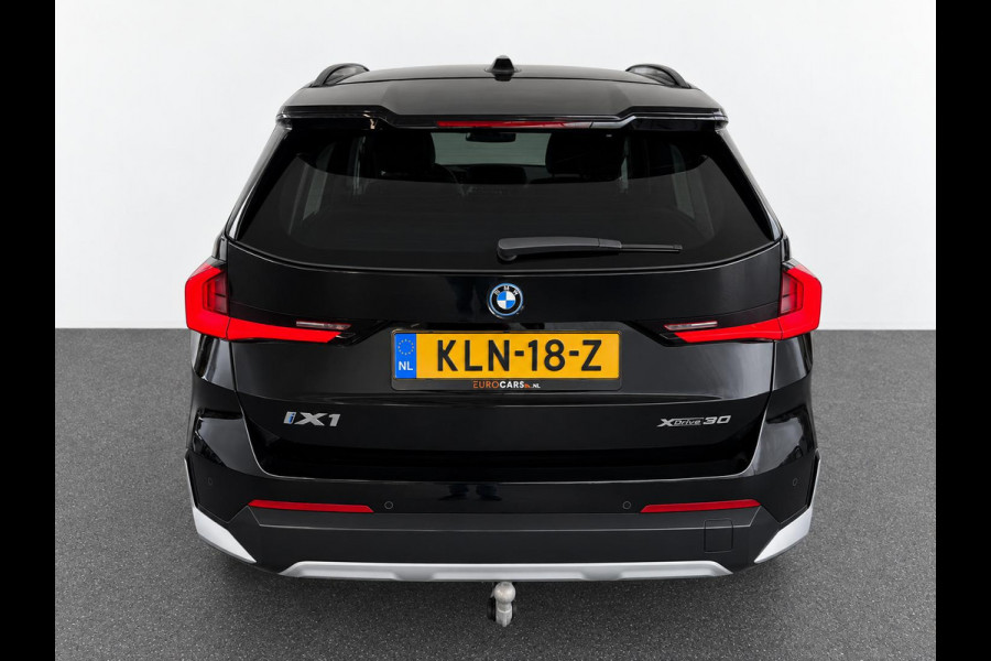 BMW iX1 xDrive30 67 kWh Trekhaak Harman Kardon 360 Camera Elektrisch Verstelbare Stoelen met Geheugenfunctie LED Koplampen Stoelverwarming 20 Inch Lichtmetalen BMW Individual Velgen