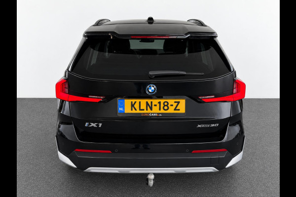 BMW iX1 xDrive30 67 kWh Trekhaak Harman Kardon 360 Camera Elektrisch Verstelbare Stoelen met Geheugenfunctie LED Koplampen Stoelverwarming 20 Inch Lichtmetalen BMW Individual Velgen