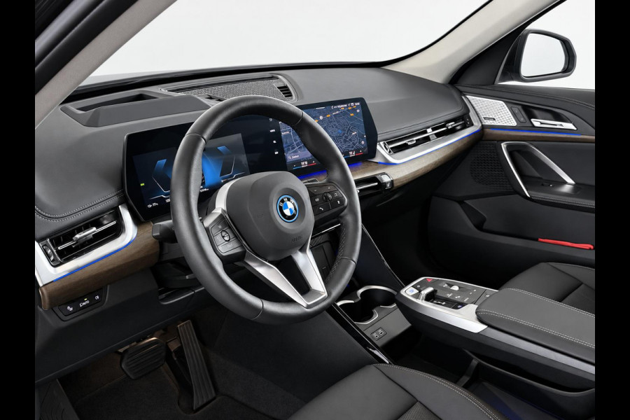 BMW iX1 xDrive30 67 kWh Trekhaak Harman Kardon 360 Camera Elektrisch Verstelbare Stoelen met Geheugenfunctie LED Koplampen Stoelverwarming 20 Inch Lichtmetalen BMW Individual Velgen
