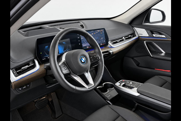 BMW iX1 xDrive30 67 kWh Trekhaak Harman Kardon 360 Camera Elektrisch Verstelbare Stoelen met Geheugenfunctie LED Koplampen Stoelverwarming 20 Inch Lichtmetalen BMW Individual Velgen