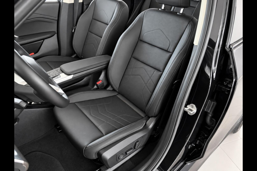 BMW iX1 xDrive30 67 kWh Trekhaak Harman Kardon 360 Camera Elektrisch Verstelbare Stoelen met Geheugenfunctie LED Koplampen Stoelverwarming 20 Inch Lichtmetalen BMW Individual Velgen