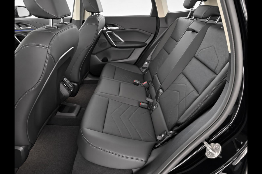 BMW iX1 xDrive30 67 kWh Trekhaak Harman Kardon 360 Camera Elektrisch Verstelbare Stoelen met Geheugenfunctie LED Koplampen Stoelverwarming 20 Inch Lichtmetalen BMW Individual Velgen