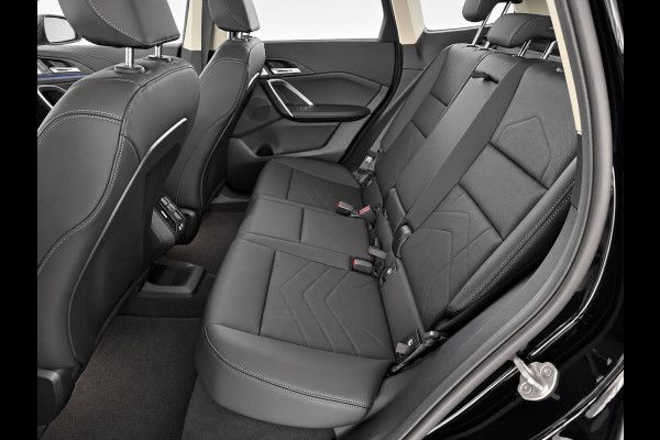 BMW iX1 xDrive30 67 kWh Trekhaak Harman Kardon 360 Camera Elektrisch Verstelbare Stoelen met Geheugenfunctie LED Koplampen Stoelverwarming 20 Inch Lichtmetalen BMW Individual Velgen